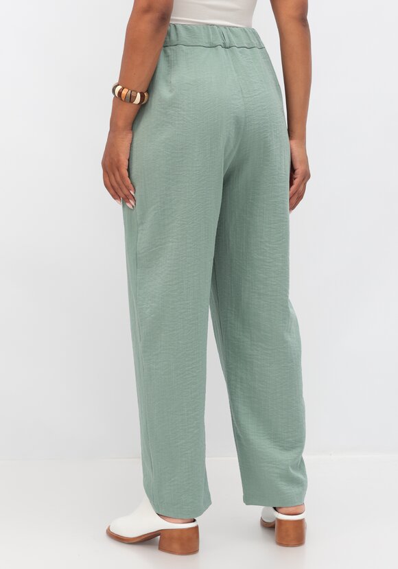 Брюки свободного кроя с защипами на поясе шир.  580, рис. 19