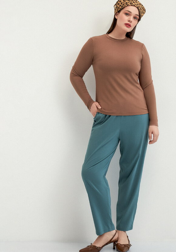 Брюки зауженные с декором из пуговиц шир.  580, рис. 7