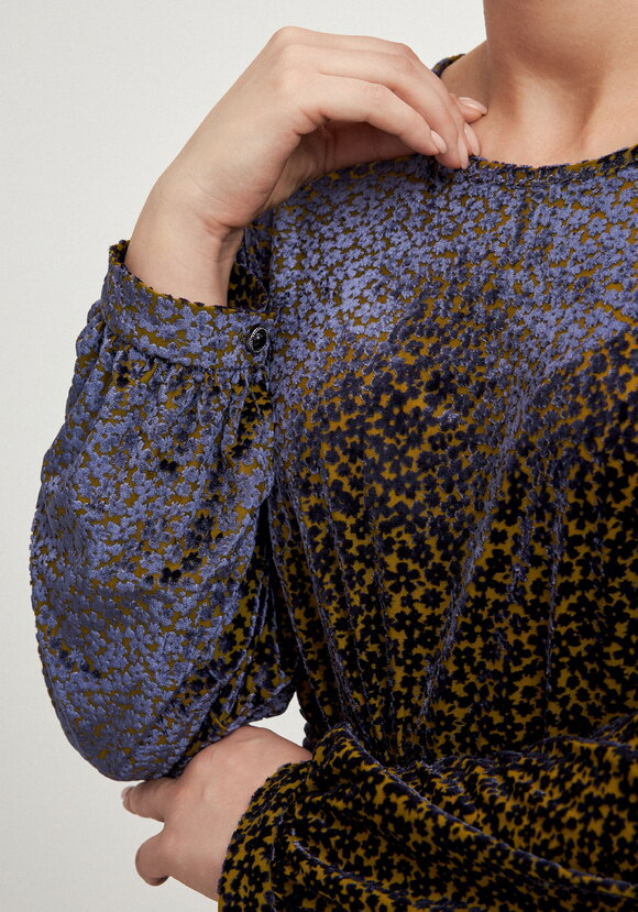 Блуза с фактурным рисункoм шир.  580, рис. 7