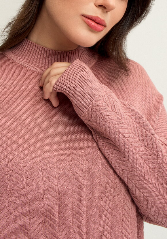 Джемпер с горлом и со спущенным плечом шир.  580, рис. 5