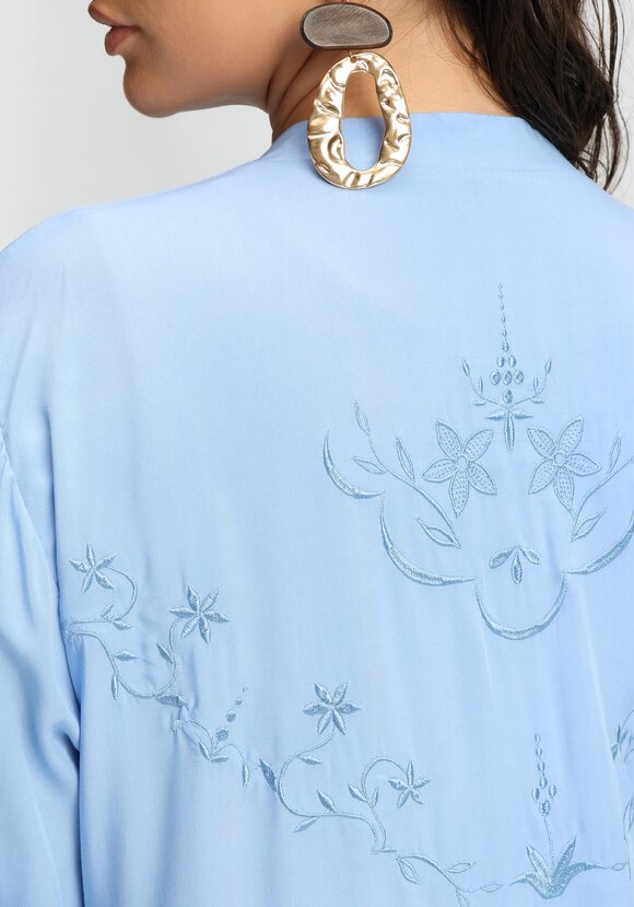 Рубашка удлиненная с вышивкой на кокетке шир.  580, рис. 7