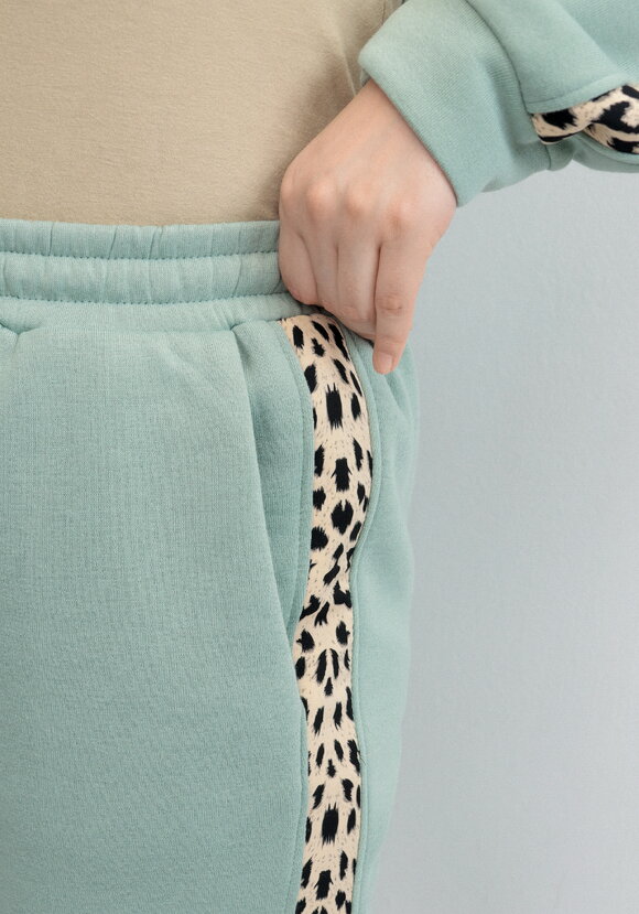 Брюки с леопардовыми лампасами шир.  580, рис. 42