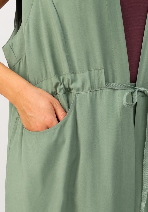 Жилет с капюшоном и карманами шир.  580, рис. 30