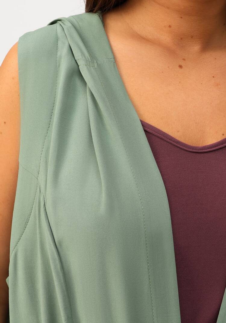 Жилет с капюшоном и карманами шир.  750, рис. 31