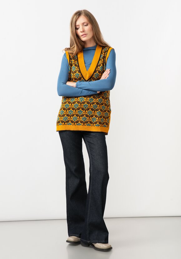 Жилет женский с цветочным рисунком шир.  580, рис. 28