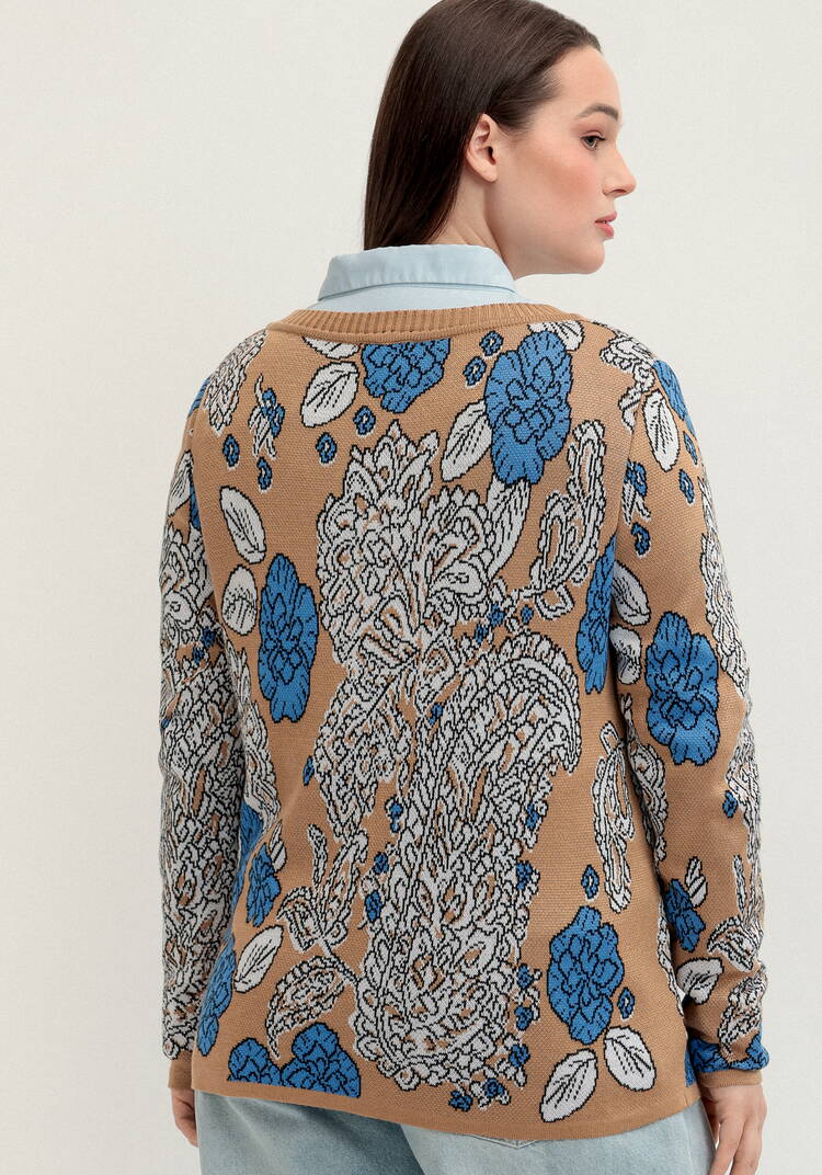 Пуловер с V-образным вырезом и ярким принтом шир.  750, рис. 12