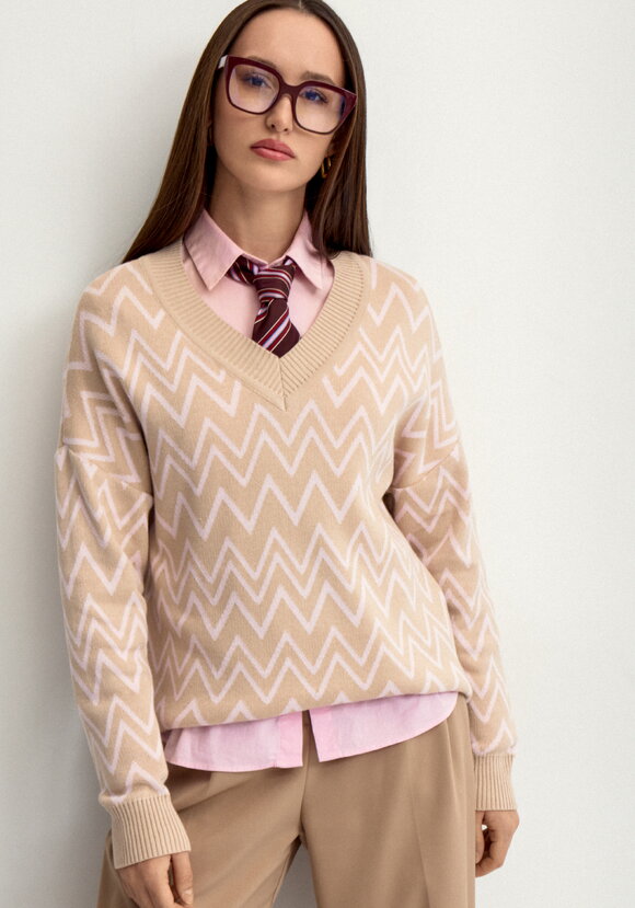 Джемпер c V образным вырезом шир.  580, рис. 1