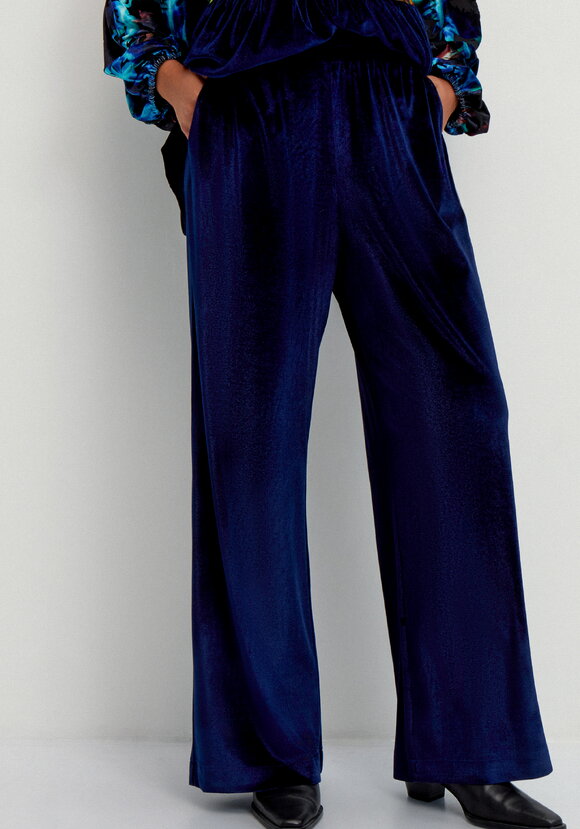 Брюки из велюра на резинке по поясу шир.  580, рис. 10