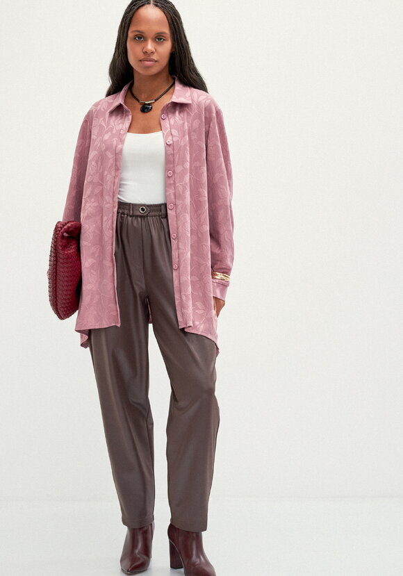 Брюки бананы с глянцевым напылением шир.  580, рис. 7