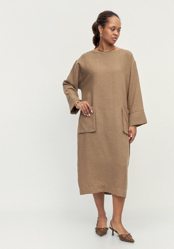 Платье изо льна с объемными карманами шир.  580, рис. 1