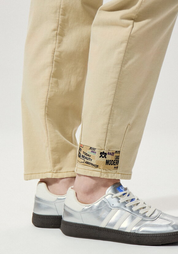 Джинсы с принтом по поясу шир.  580, рис. 14