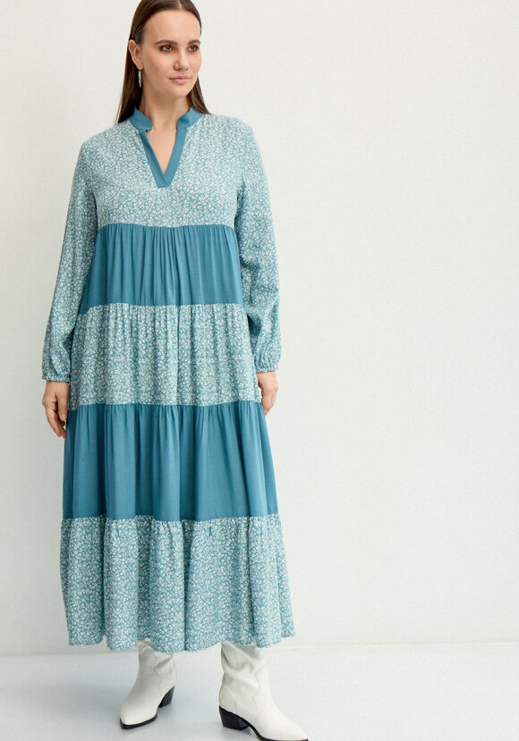 Платье с ярусами и V-образным вырезом шир.  580, рис. 20