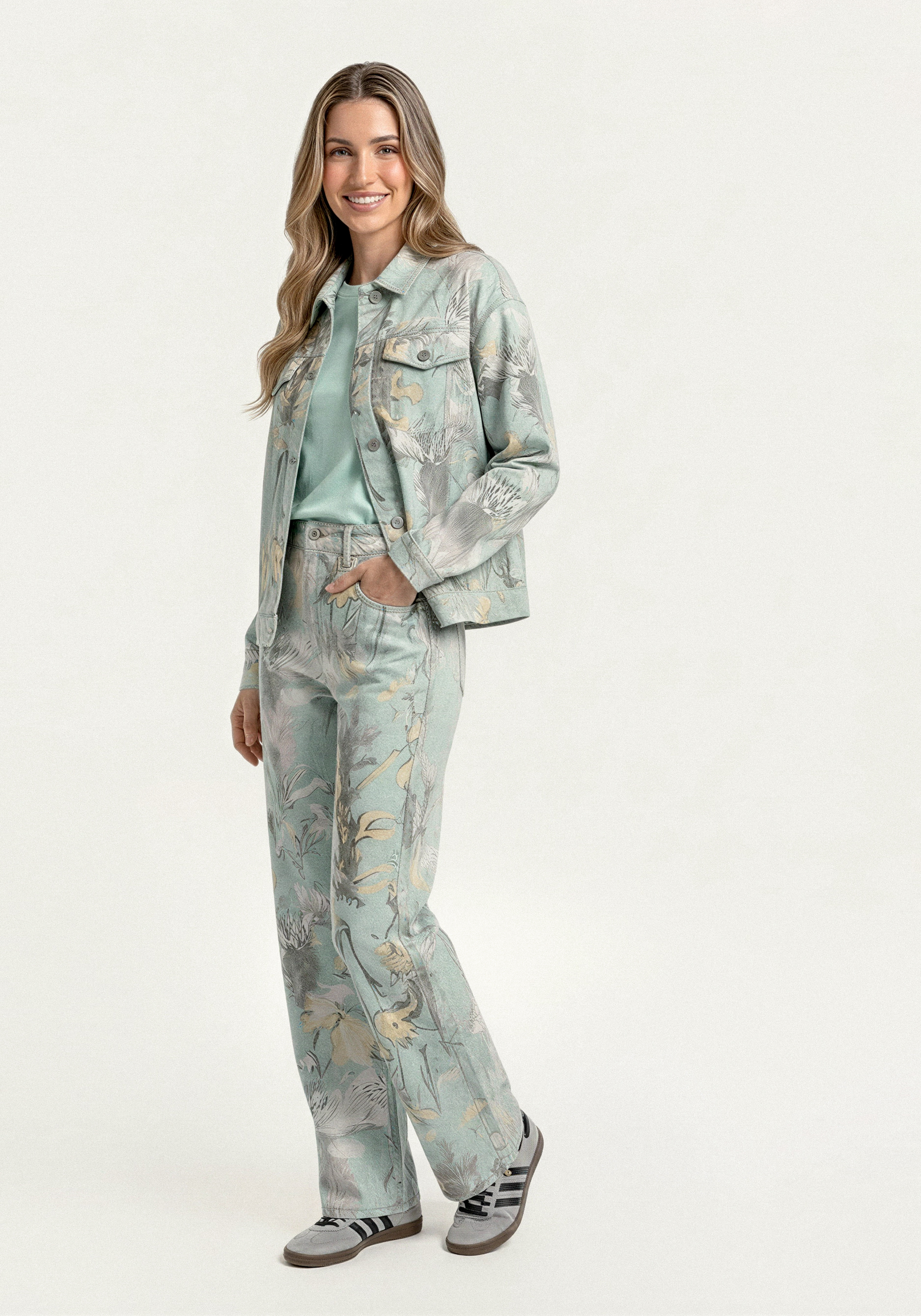 Джинсы прямого кроя с цветочными мотивами