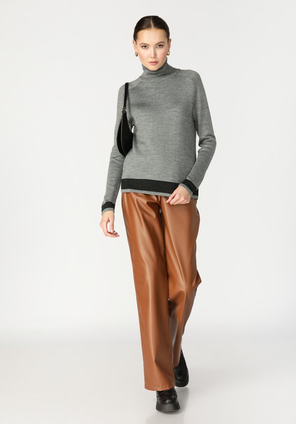 Свитер с контрастной отделкой по низу изделия шир.  580, рис. 4