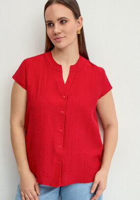 Блуза с разрезом на груди и коротким рукавом