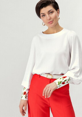 Блуза с цветочной вышивкой на манжетах