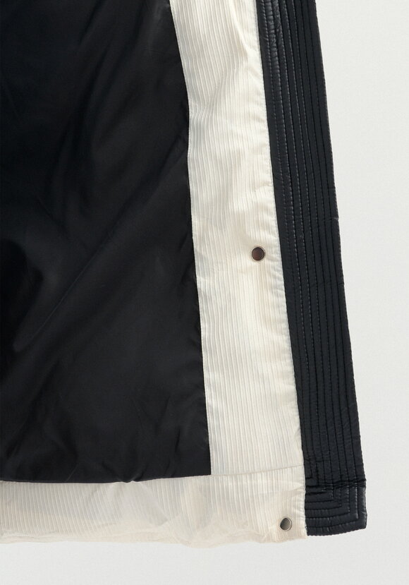 Пуховик с капюшоном и объемными карманами шир.  580, рис. 47