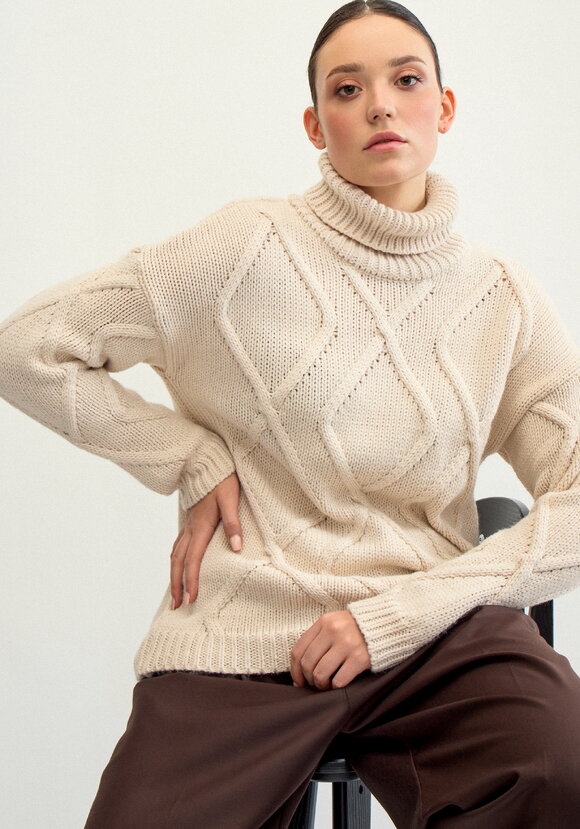 Свитер с объемными ромбами шир.  580, рис. 44