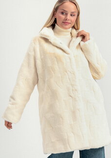 Шуба длины миди с брошью на воротнике