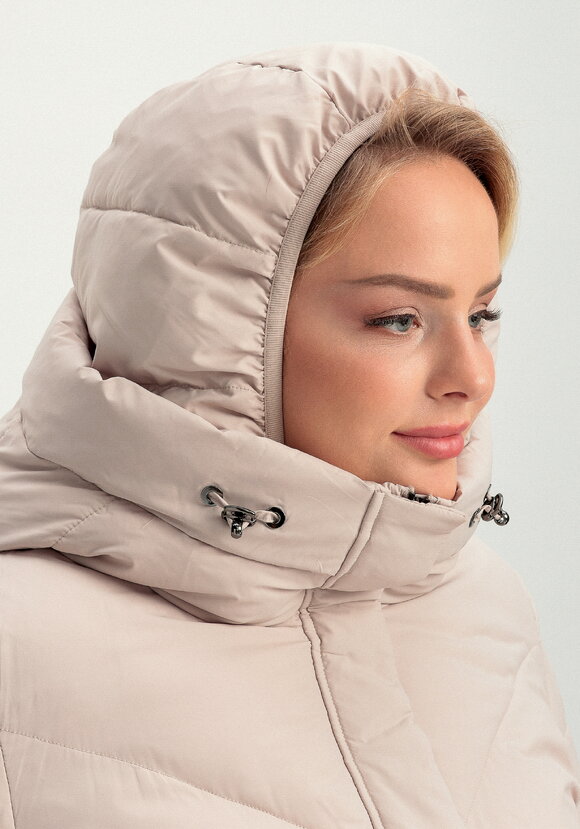 Пуховик стеганый свободного кроя с капюшоном шир.  580, рис. 57