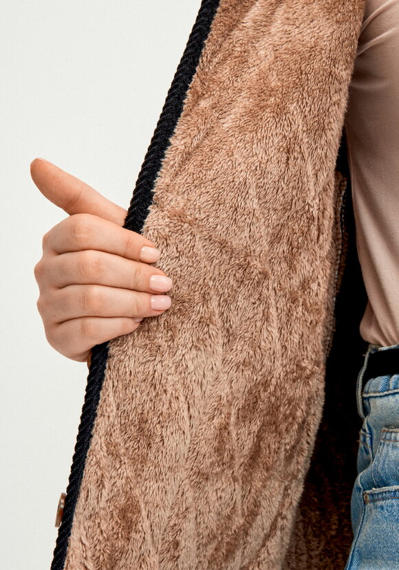 Жилет из экомеха на пуговицах шир.  580, рис. 7