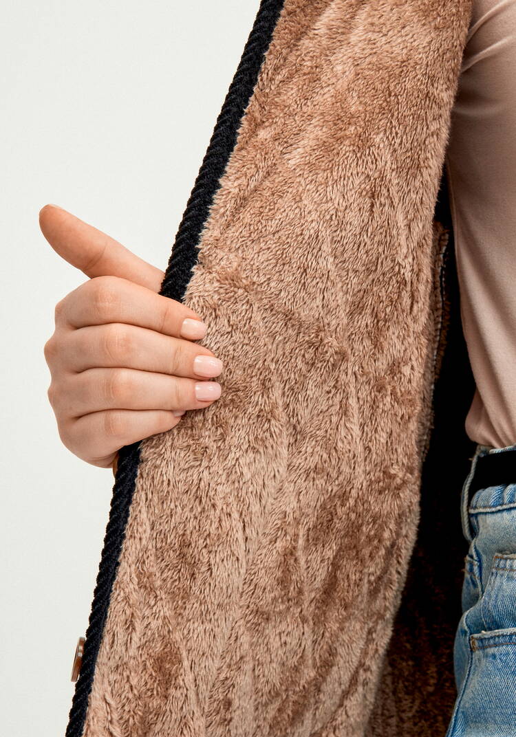 Жилет из экомеха на пуговицах шир.  750, рис. 7