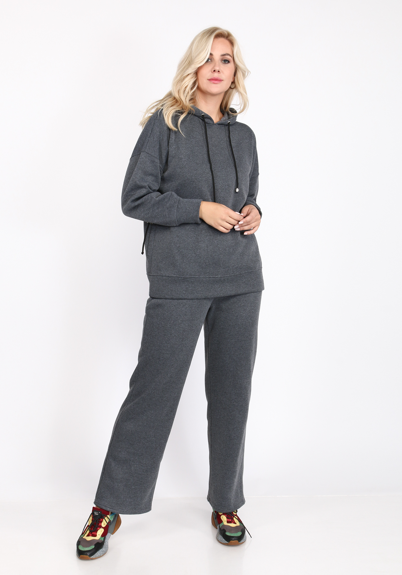 Костюм из футера с надписью на брюках