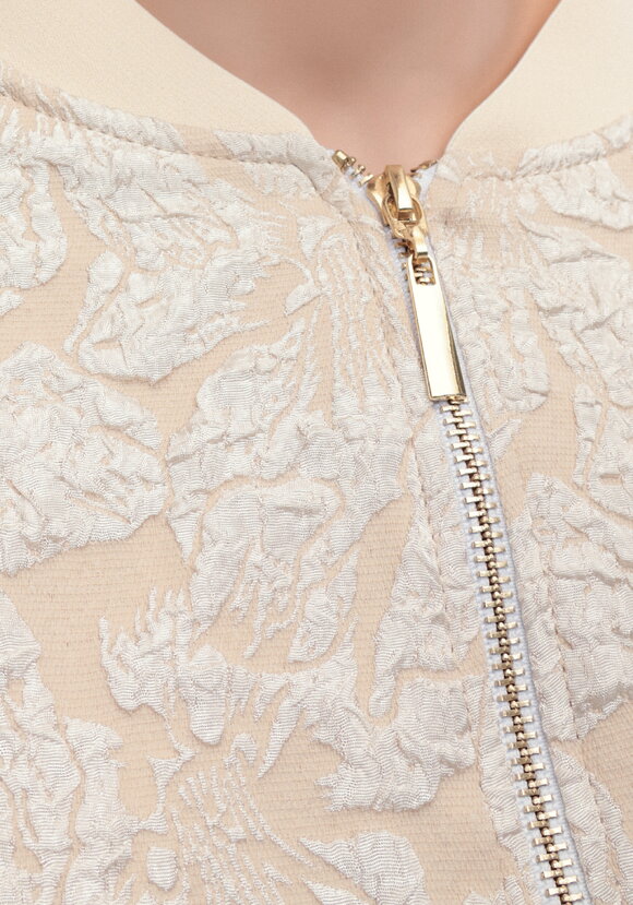 Бомбер из ткани с жаккардовым узором шир.  580, рис. 22