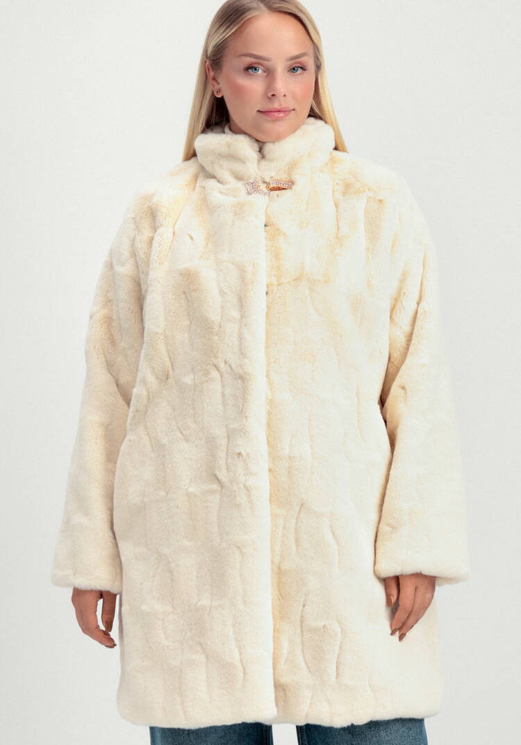 Шуба длины миди с брошью на воротнике шир.  750, рис. 14