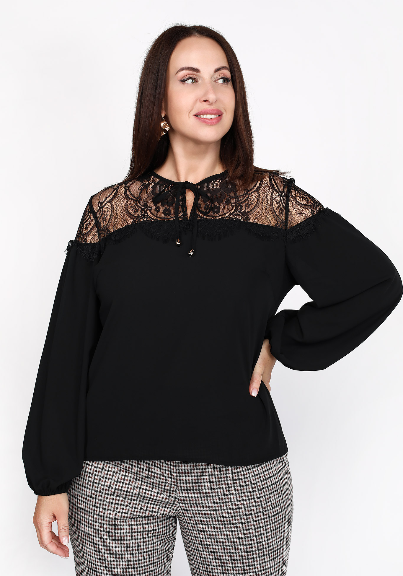 Блуза с кружевной вставкой и завязками