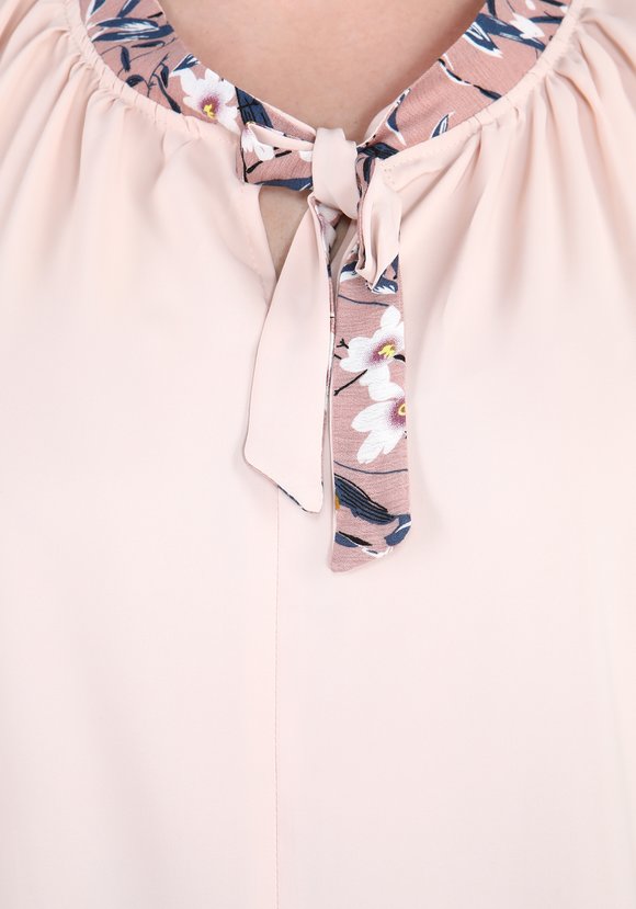 Блуза с окантовкой на вороте шир.  580, рис. 2