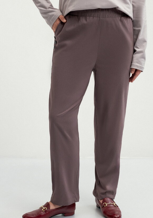 Брюки зауженные с декором из пуговиц шир.  580, рис. 25