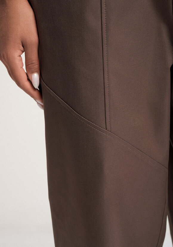 Брюки бананы с конструктивными линиями шир.  580, рис. 16