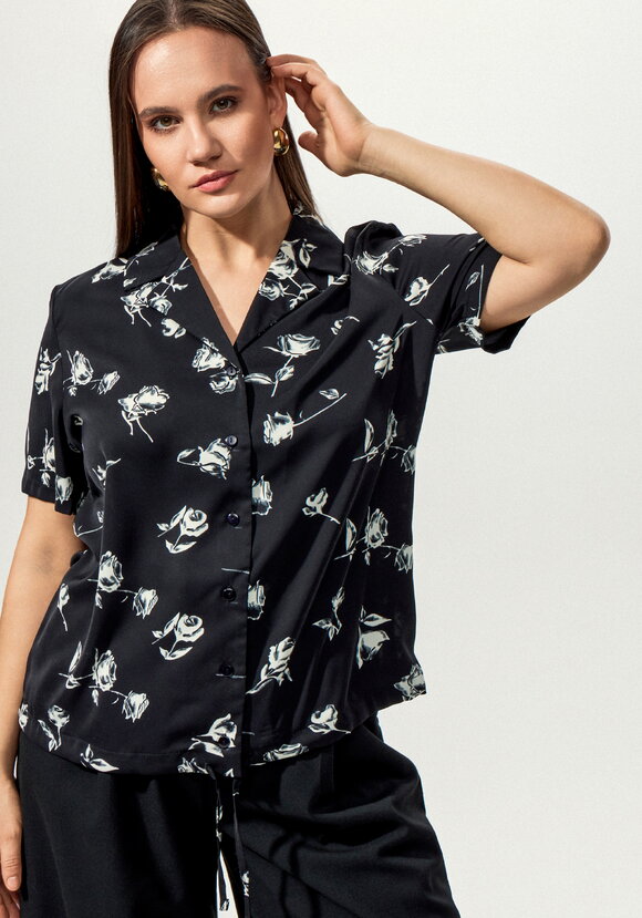 Блуза с отложным воротником в цветочек шир.  580, рис. 1