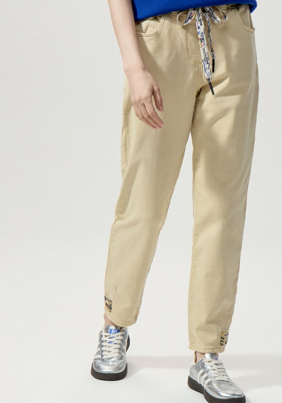 Джинсы с принтом по поясу шир.  580, рис. 10