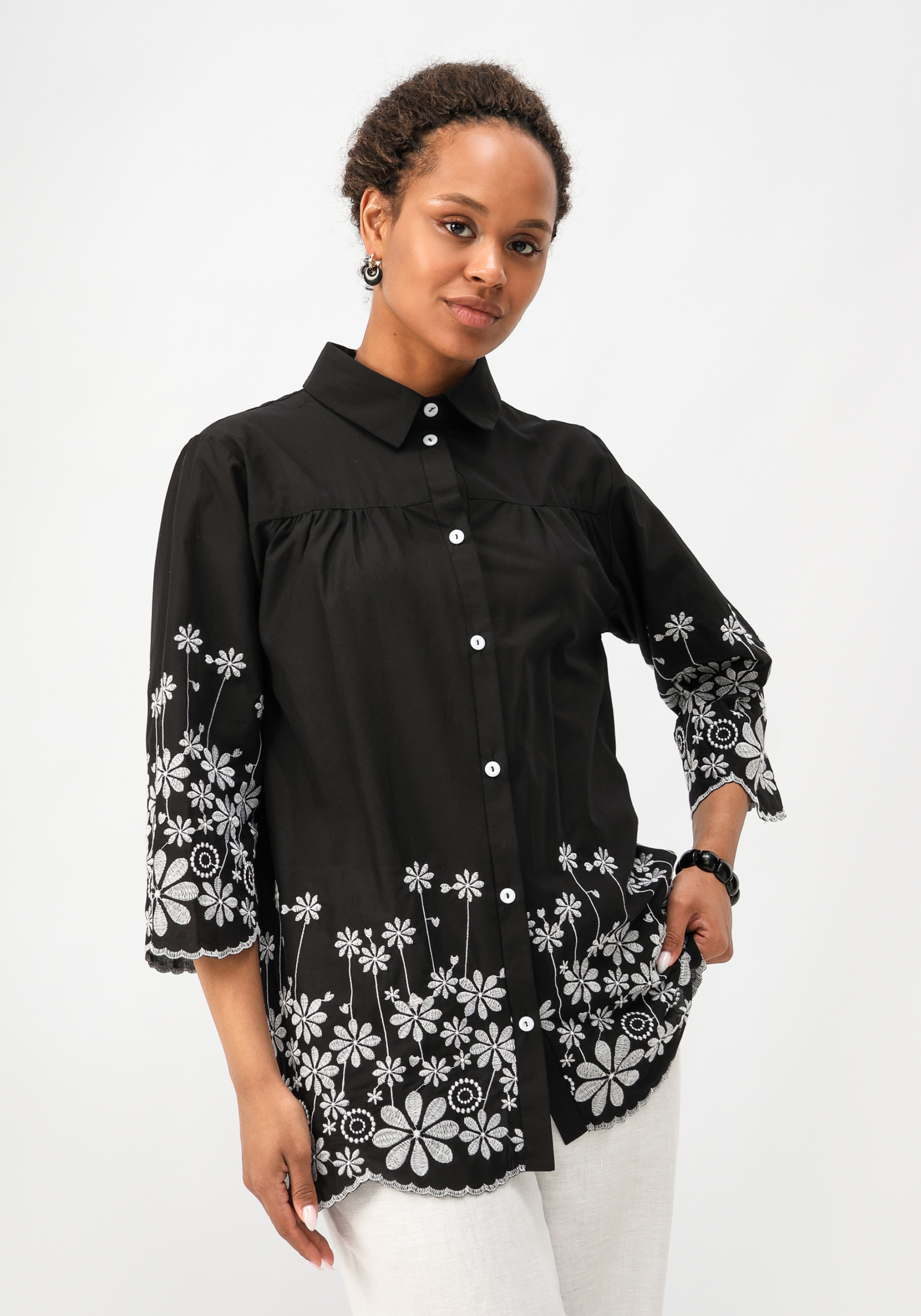 Блуза с цветочной вышивкой на пуговицах