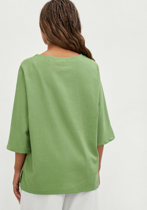 Блуза с контрастной внутренней отделкой шир.  580, рис. 11