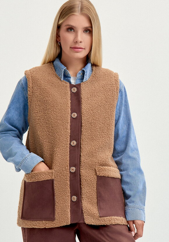 Жилет с отделкой из замши шир.  580, рис. 18