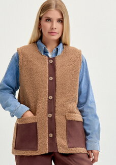 Жилет с отделкой из замши