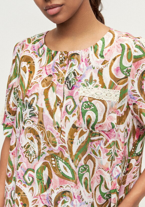 Блуза с лампасом из кружева по рукаву шир.  580, рис. 5