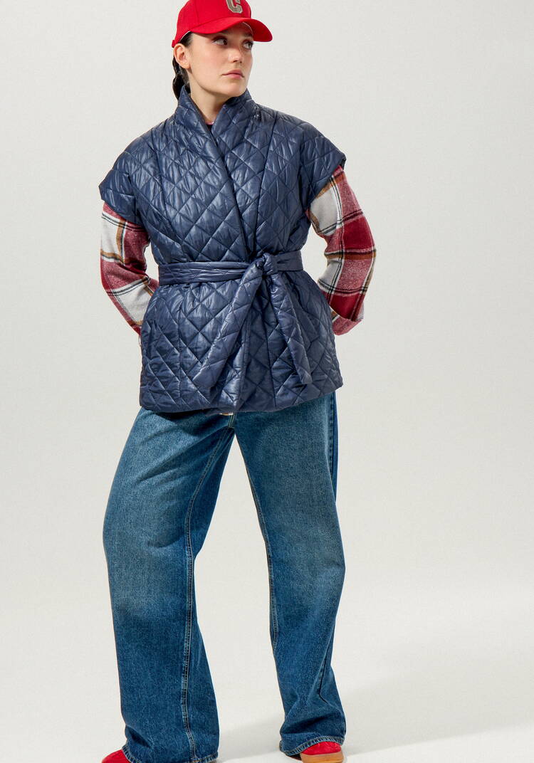 Жилет со спущенным плечом и высоким воротом шир.  750, рис. 17