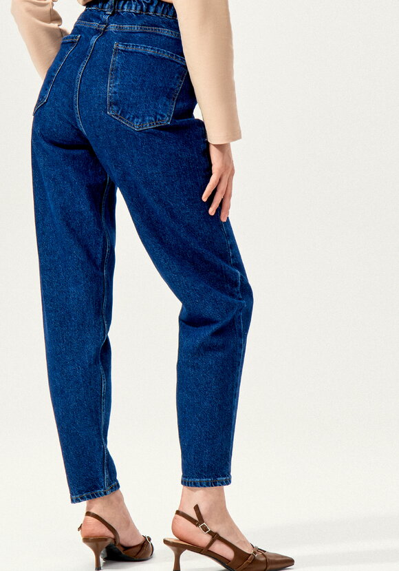 Мом-джинсы с зауженными к низу брючинами шир.  580, рис. 19