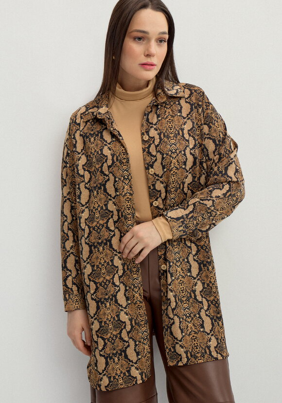 Рубашка удлинённая с анималистичным принтом шир.  580, рис. 10