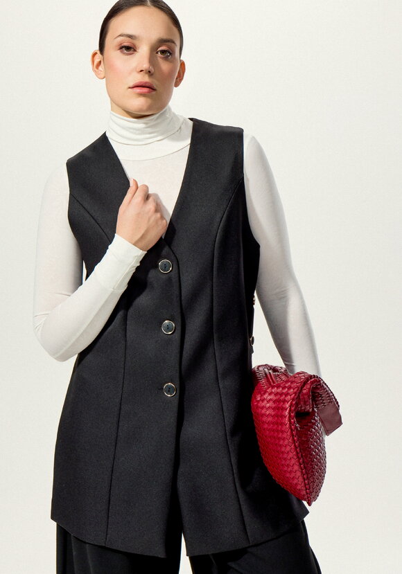 Жилет на пуговицах с разрезами по бокам шир.  580, рис. 8