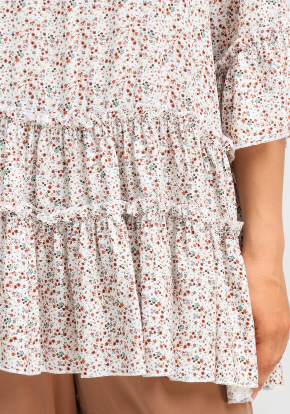 Блуза с воланом по низу и на рукавах шир.  580, рис. 23