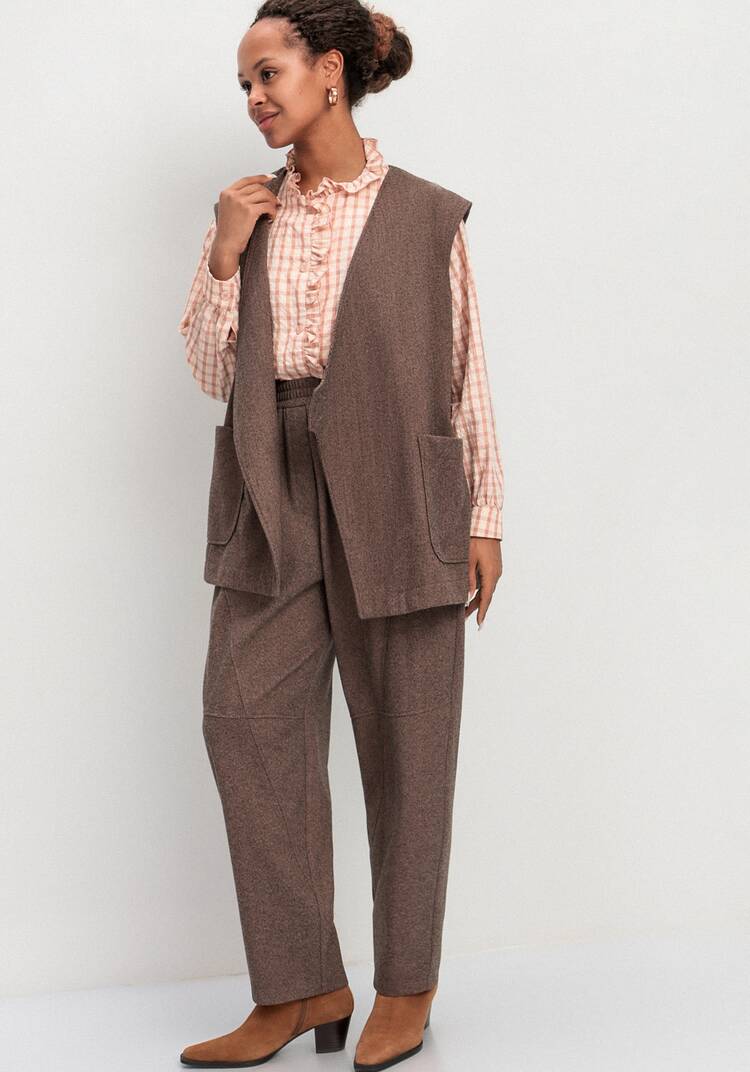 Брюки свободного кроя зауженные к низу шир.  750, рис. 15