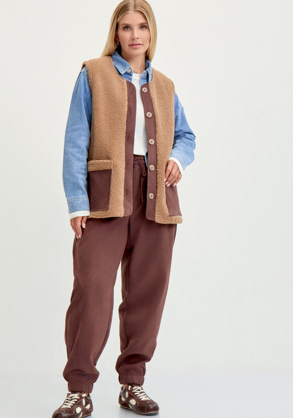 Жилет с отделкой из замши шир.  580, рис. 24