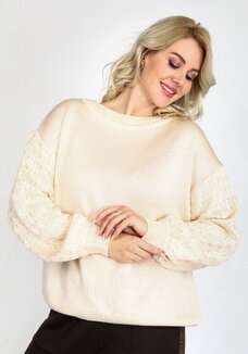 Джемпер с объемным фактурным рукавом