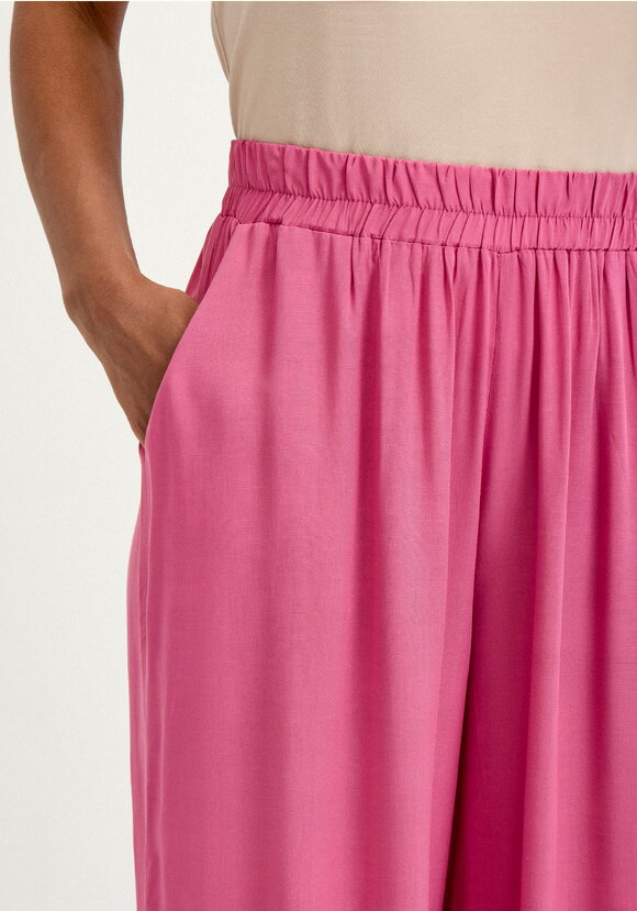 Брюки широкие с карманами на резинке по низу шир.  580, рис. 29