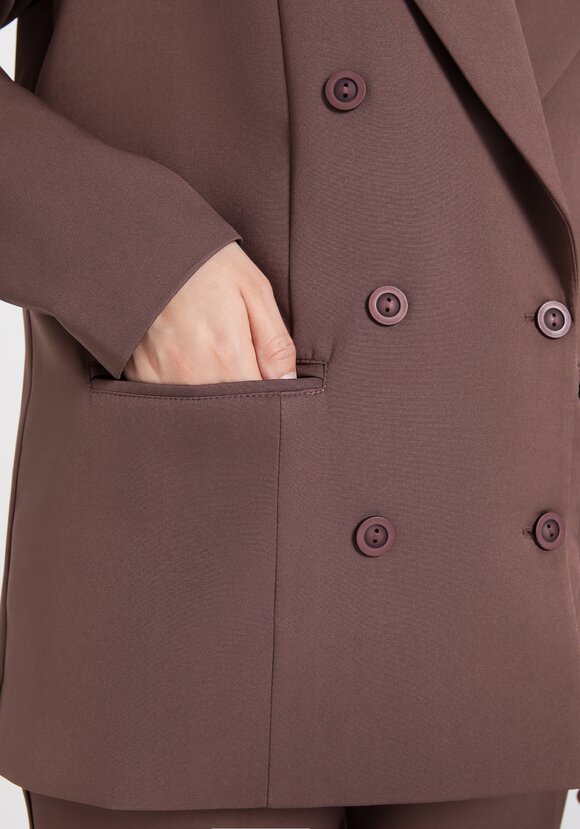 Жакет двубортный на подкладке шир.  580, рис. 12